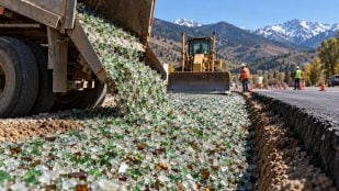 Vidrio para construir carreteras, uso de vidrio en construcción, experimento para ahorrar dinero en construcción.