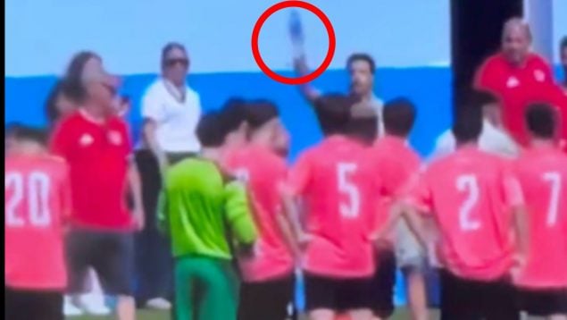 Botrány a futballmeccsen: palackdobás és edzői ütlegelés miatt vonult le a Sporting Hortaleza