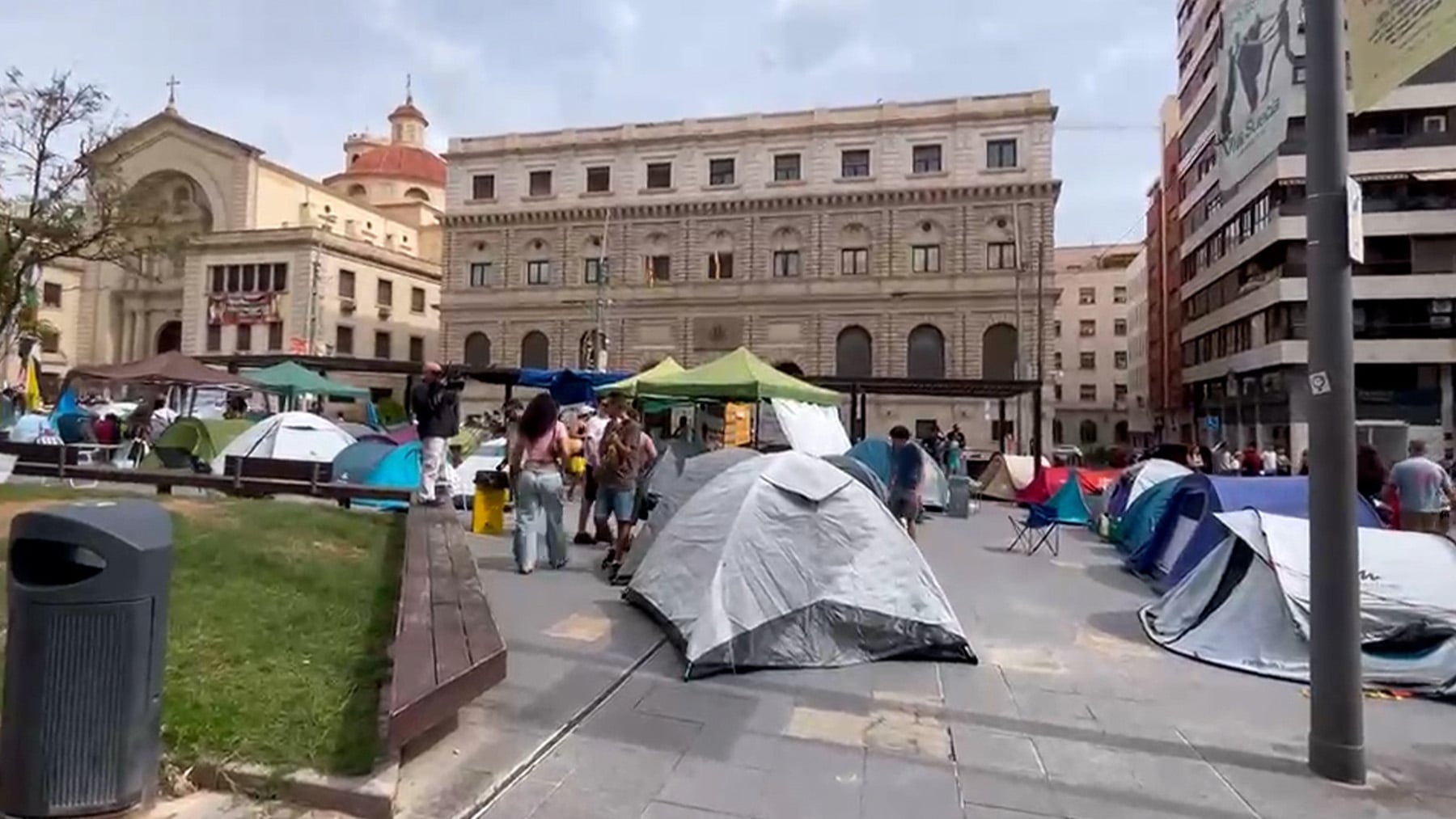 La acampada de Sol llega a Alicante: más de 50 tiendas frente a una blindada subdelegación del Gobierno