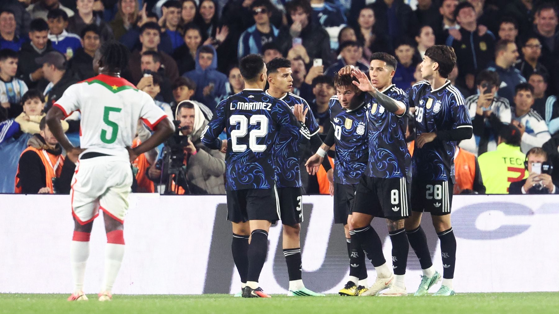 Argentina golea a una Burkina Faso recién llegada de un vuelo de 11 horas y con el equipo sub-23