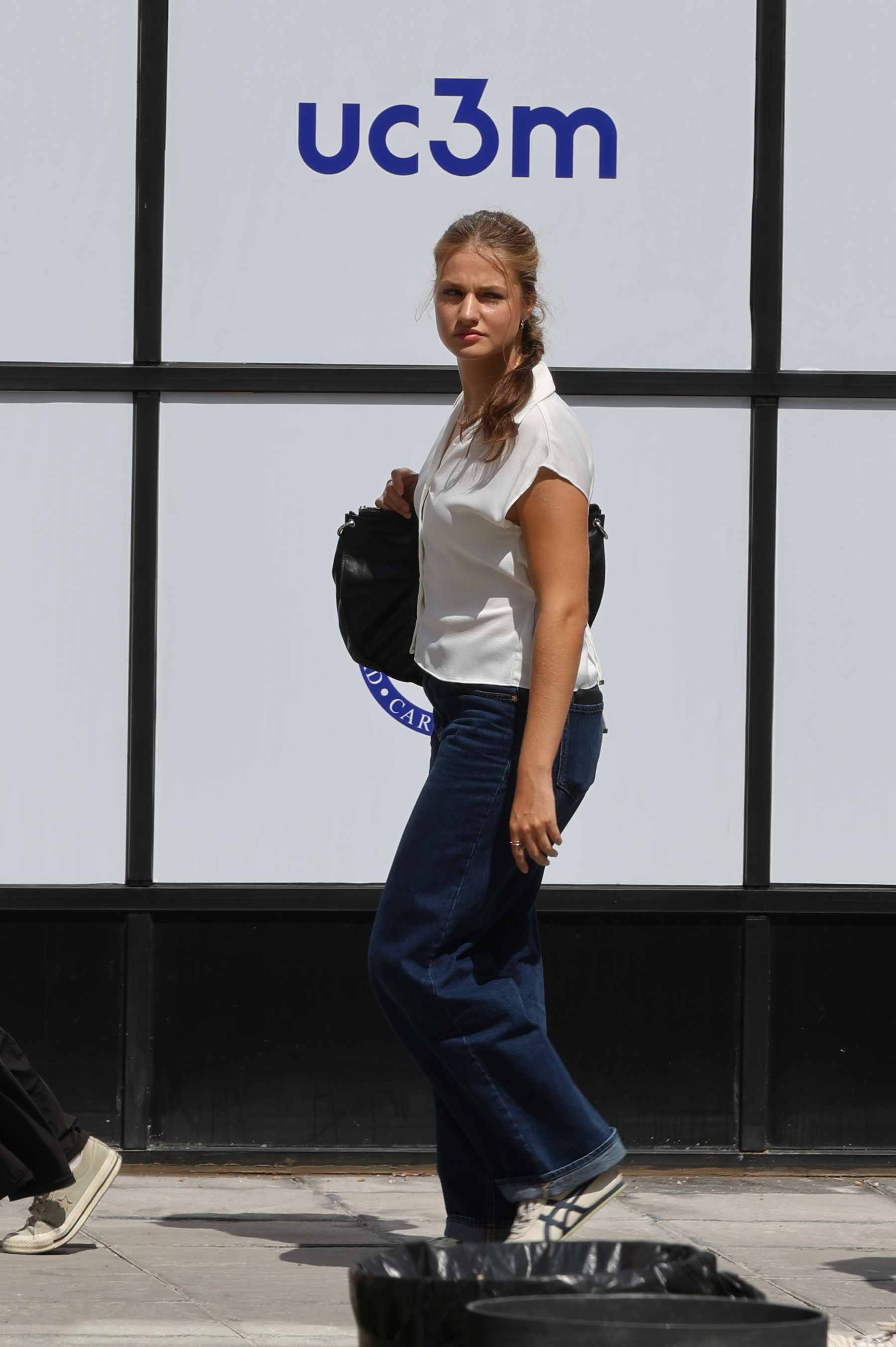 La princesa Leonor a su llegada a la Universidad. (Foto: Europa Press)