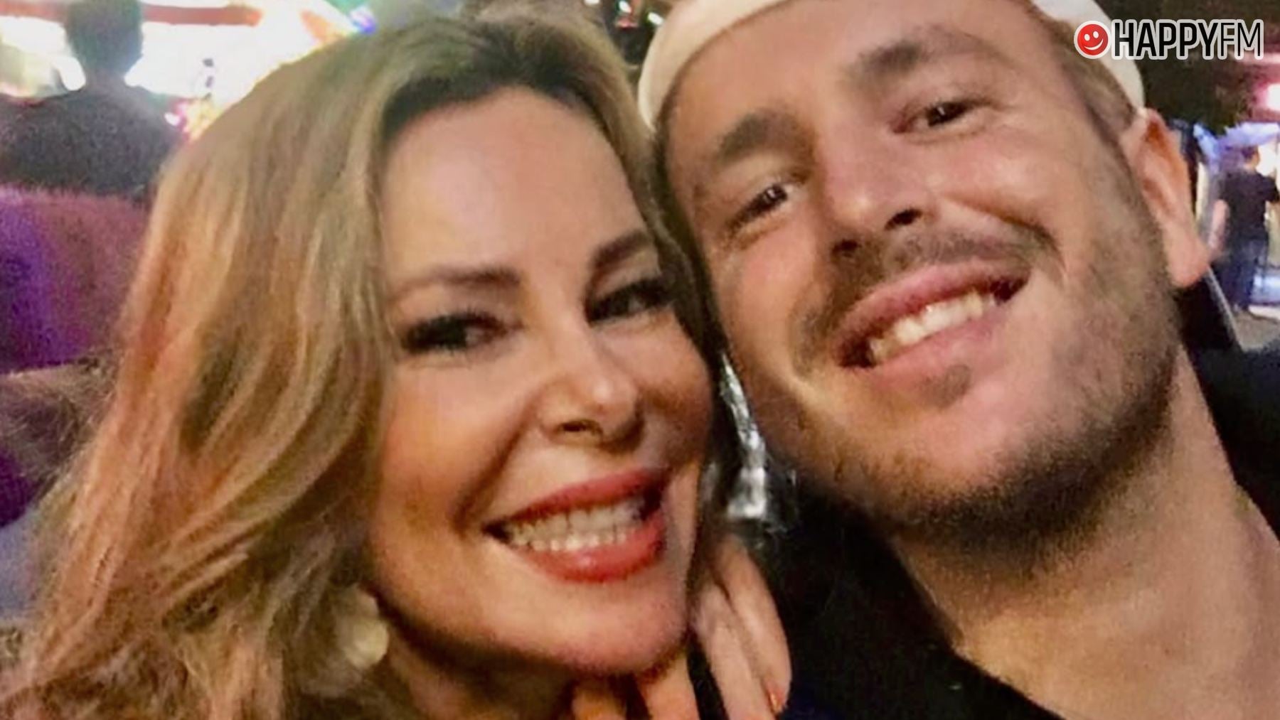 La foto de la nieta de Ana Obregón con el abrigo de Aless: Abrazando el abrigo de su papá
