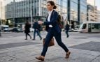 Los expertos en psicología señalan que caminar rápido no sólo significa tener prisa, sino que también puede indicar concentración en los objetivos y organización