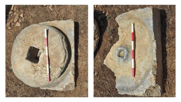 Muela de un molino rotatorio para triturar aceitunas, del tipo romano conocido como trapetum, y su base, hallados en la sala este de los Ba&ntilde;os Peque&ntilde;os de Antioqu&iacute;a del Crago. Foto: Emlyn Dodd - Journal of Roman Archaeology