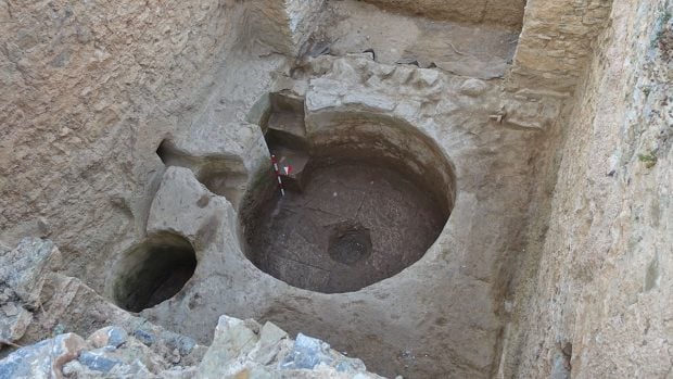 Sala 3 de los Ba&ntilde;os Peque&ntilde;os de Antioqu&iacute;a del Crago, con un canal ramificado que desemboca en una tina grande y otra peque&ntilde;a; a la grande se accede por una escalera, y en su base se ven las marcas del revestimiento de baldosas. Foto: Leticia R. Rodriguez - Journal of Roman Archaeology