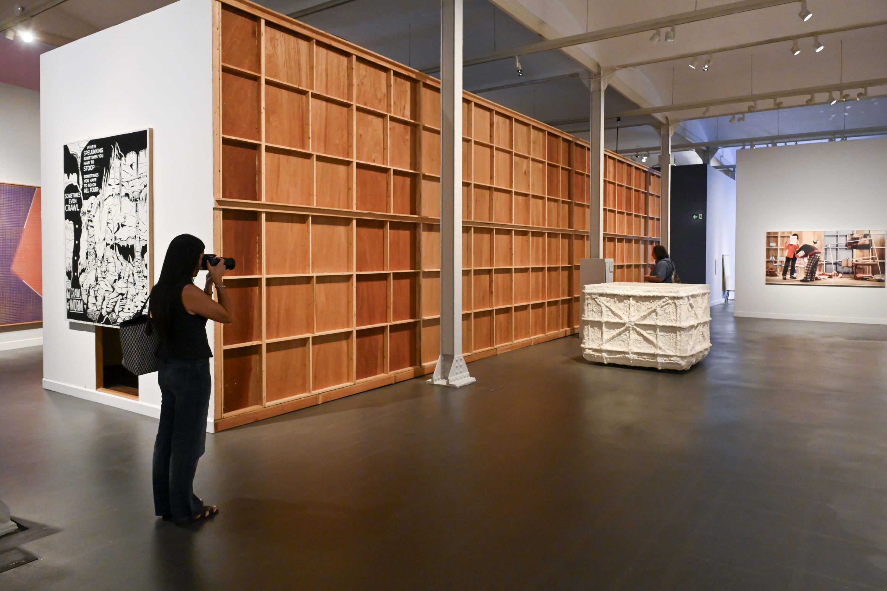 Una persona fotografiando la exposici&oacute;n &laquo;Una fuerza del pasado&raquo; en CaixaForum Barcelona. &copy; Fundaci&oacute;n &rdquo;la Caixa&rdquo;