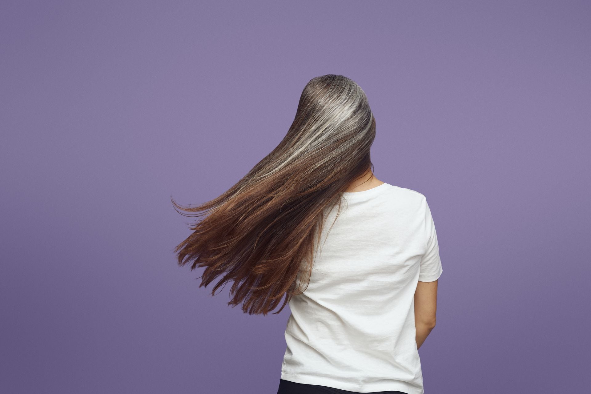 Los expertos en peluquería coinciden: para hacer la transición al cabello gris lo más moderno son las mechas 'greige'