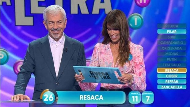 Sonia Ferrer junto a Carlos Sobera en 'Rueda la letra' (Foto: Mediaset).