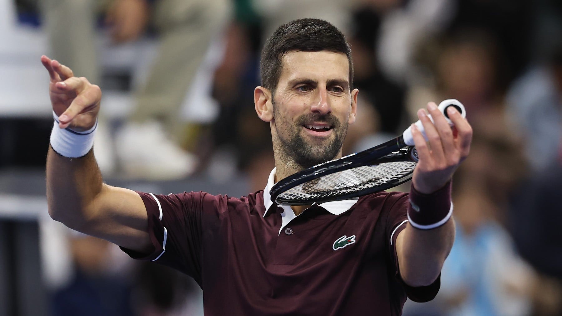 Djokovic extiende su hegemonía en Pekín y se mete en la final por una enajenación de Medvedev que le costó la descalificación