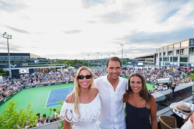 Rafa Nadal, su hermana Maribel y Carmen Sánchez durante la final del Rafa Nadal Open by Movistar. (Foto: Europa Press)