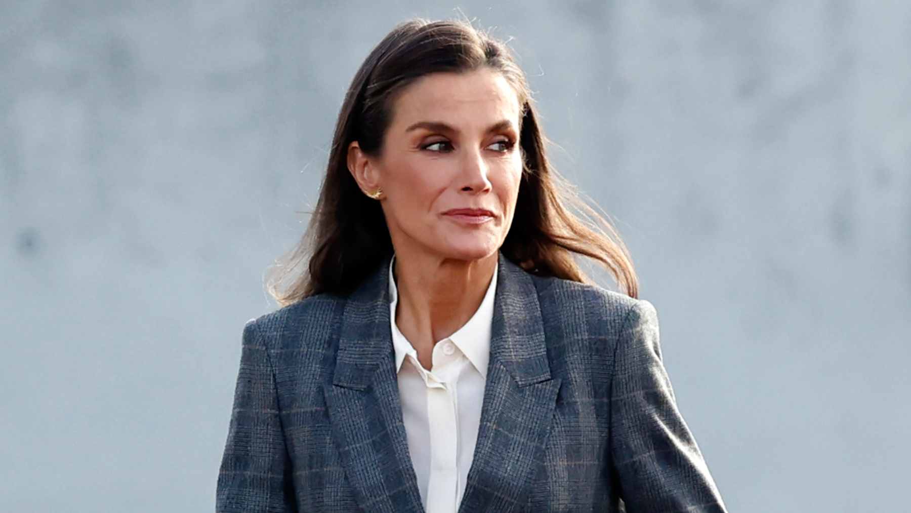 Letizia rescata su traje de cuadros más amortizado para Finlandia y lo remata con pendientes de más de 1.500 euros