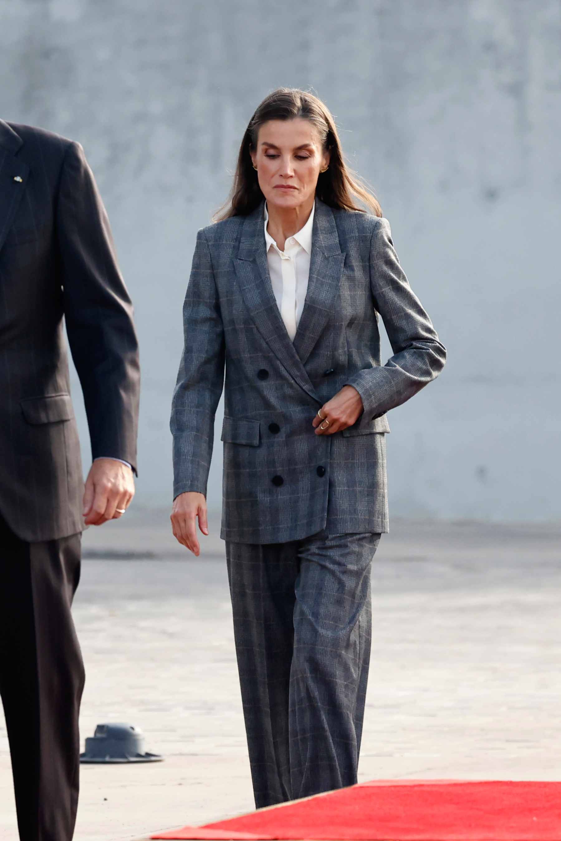 La Reina Letizia durante la despedida con honores ante su viaje de Estado a Finlandia. (Foto: Europa Press)