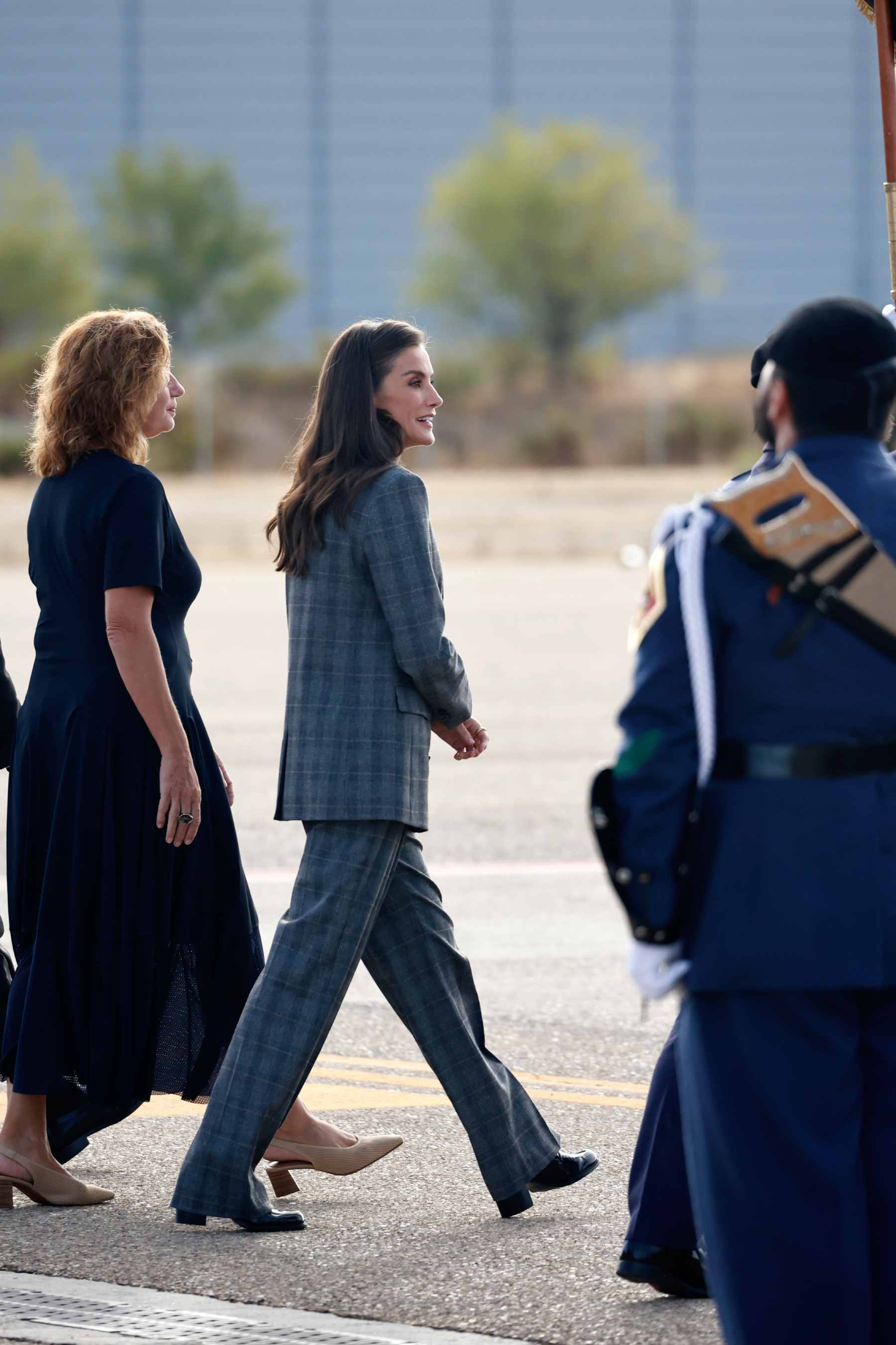 La Reina Letizia durante la despedida con honores ante su viaje de Estado a Finlandia. (Foto: Europa Press)