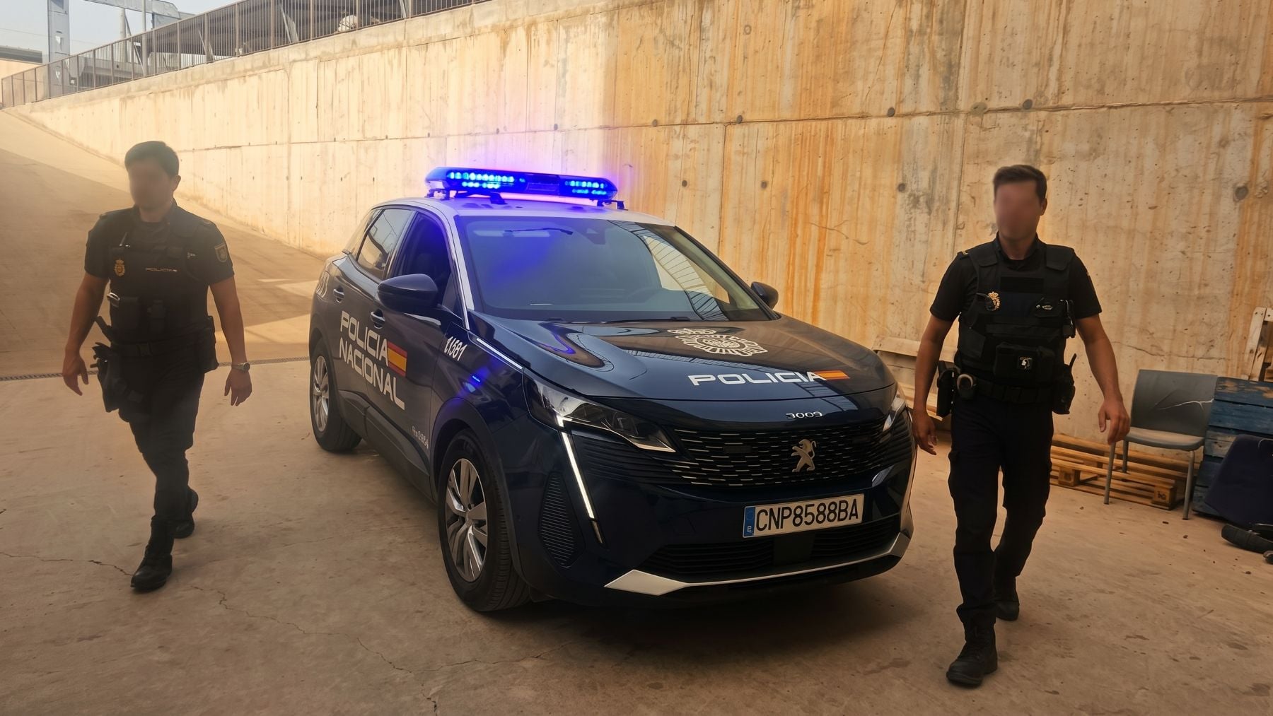 Dos agentes de la Policía Nacional en Palma.