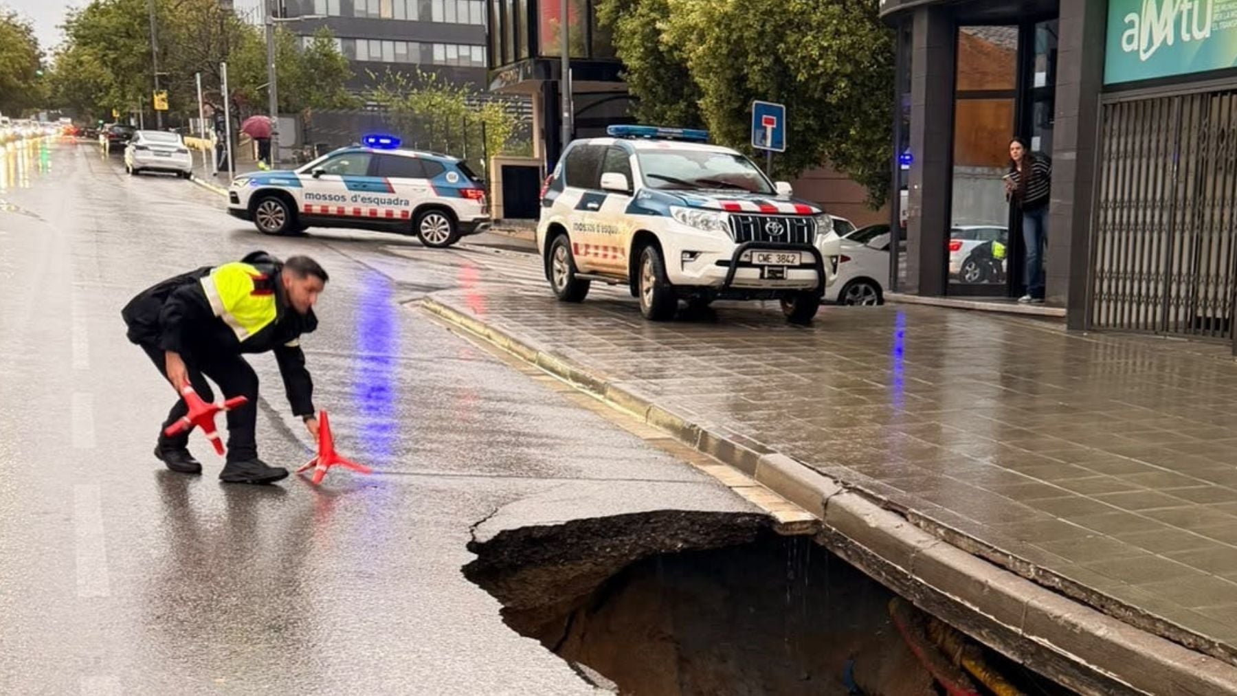 Las lluvias torrenciales dificultan la búsqueda del niño de 12 años desaparecido en Granollers