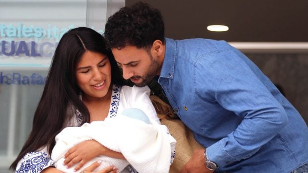 Isa Pantoja y Asraf Beno junto a su hijo Cairo. (Foto: Europa Press)