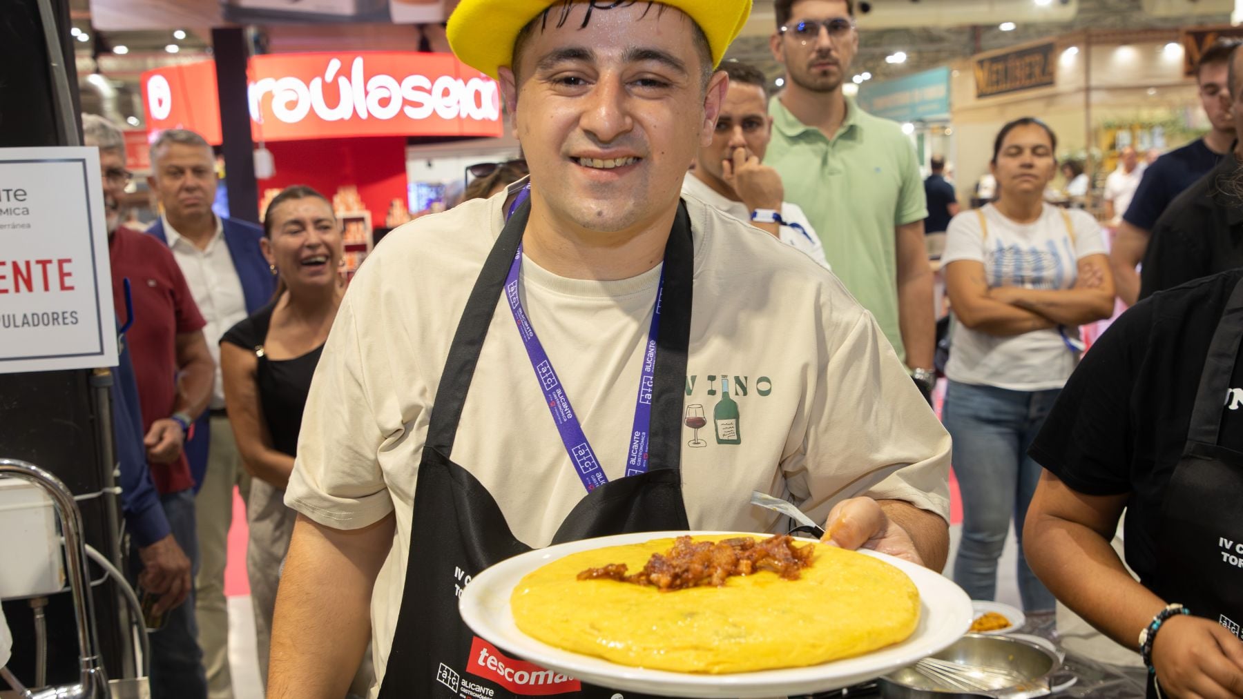 Jon Aguirre con su tortilla de patatas con aroma a pimentón.