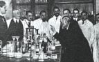 Santiago Ramón y Cajal da clase en su laboratorio de Madrid, hacia 1910. Foto: Santiago Ramón y Cajal vía Wikimedia Commons - Dominio público