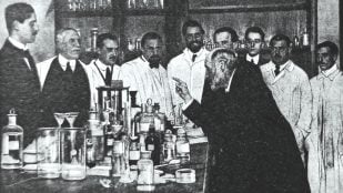 Santiago Ramón y Cajal da clase en su laboratorio de Madrid, hacia 1910. Foto: Santiago Ramón y Cajal vía Wikimedia Commons - Dominio público