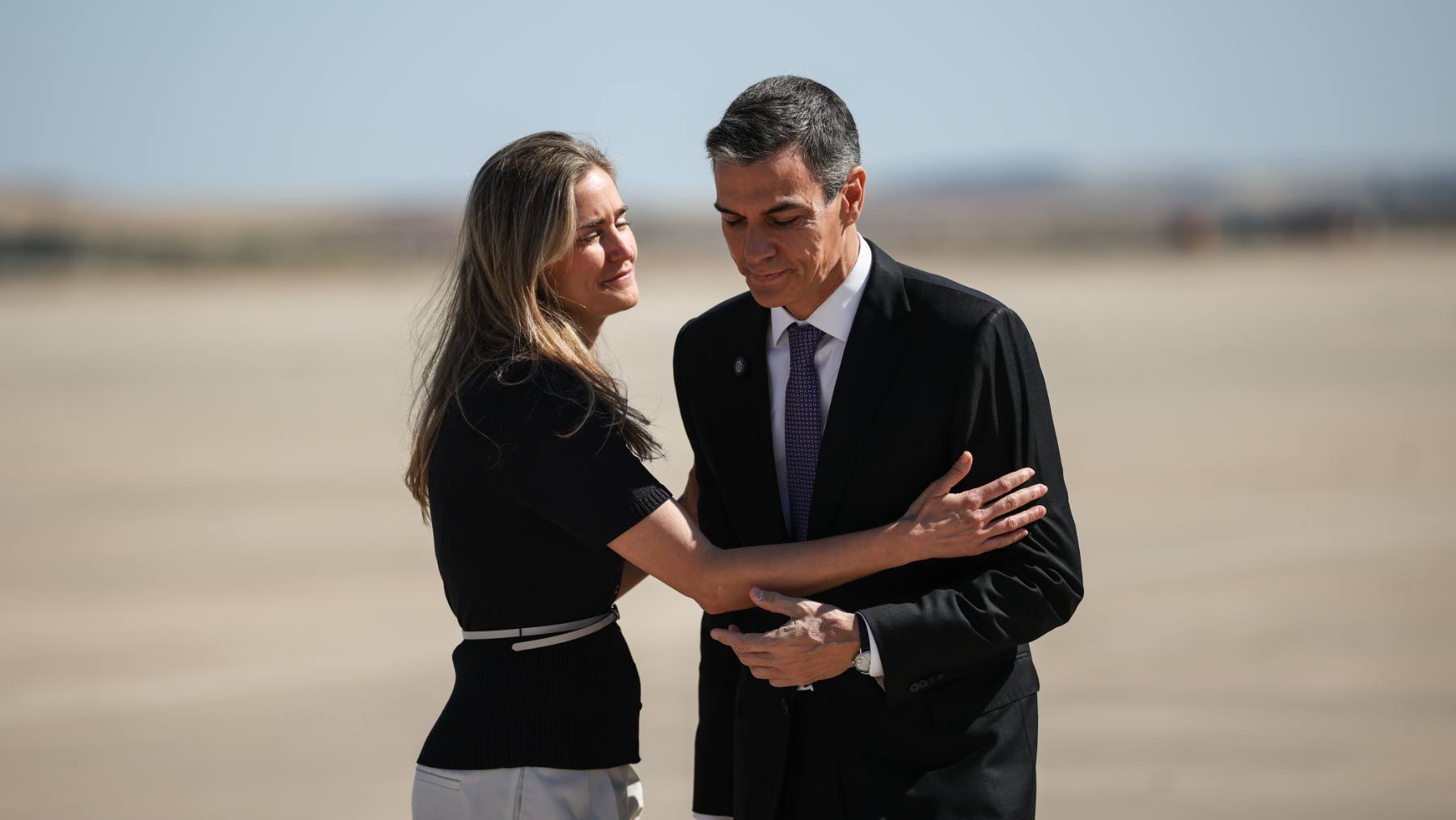 El presidente del Gobierno, Pedro Sánchez (d), y la vicepresidenta tercera y ministra para la Transición Ecológica y el Reto Demográfico, Sara Aagesen (i), durante el acto oficial de presentación del plan nacional de prevención y extinción de fuegos en mayo de 2026. (Foto: Europa Press).