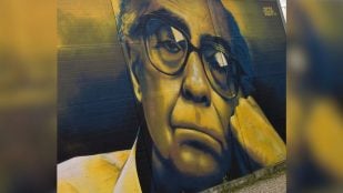 Grafiti de José Saramago en la calle Afonso de Albuquerque, cerca de la estación de tren de Agualva-Cacém (Portugal). Foto: GualdimG vía Wikimedia Commons - CC BY-SA 4.0