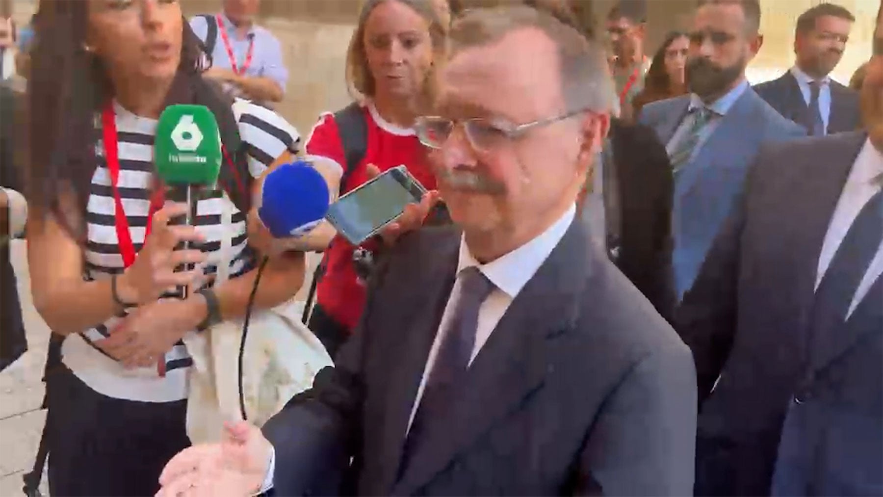Una concentración espontánea en Valencia aclama a Vivas y Pérez Llorca al grito de ¡Viva España!