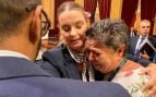 Un diputado del PSOE rabia al ver abrazada a Marga Prohens con una mujer desahuciada y usa la fuerza para separarlas
