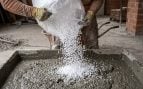 Los albañiles coinciden: mezclar cemento con bolas de poliestireno crea un hormigón más ligero y ayuda con el aislamiento térmico