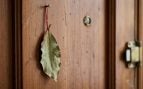 Poner una hoja de laurel seca detrás de la puerta de entrada: para qué sirve y por qué lo recomiendan
