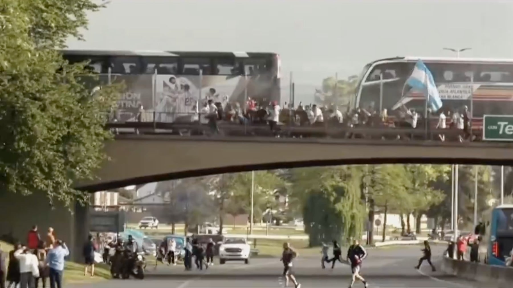 Argentina enloquece con el adiós a Leo Messi: cientos de personas persiguieron el autobús en plena autopista