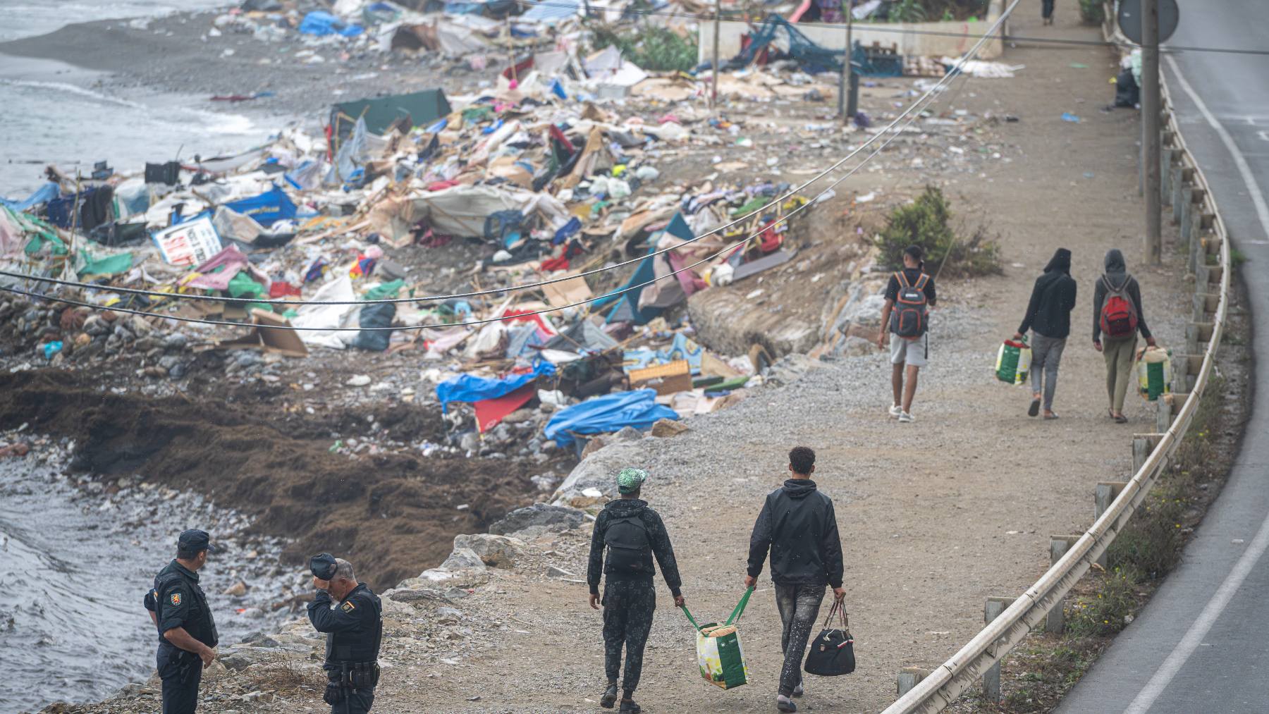 Agentes de la Policía Nacional intervienen durante el proceso de desalojo del asentamiento ilegal en la playa del Trampolín, Ceuta. (Foto: Europa Press).