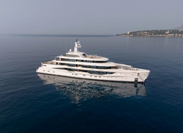 barco grande lujo ibiza millones