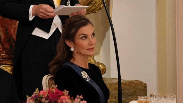 La Reina Letizia en la cena de gala en Finlandia. (Foto: RTVE)