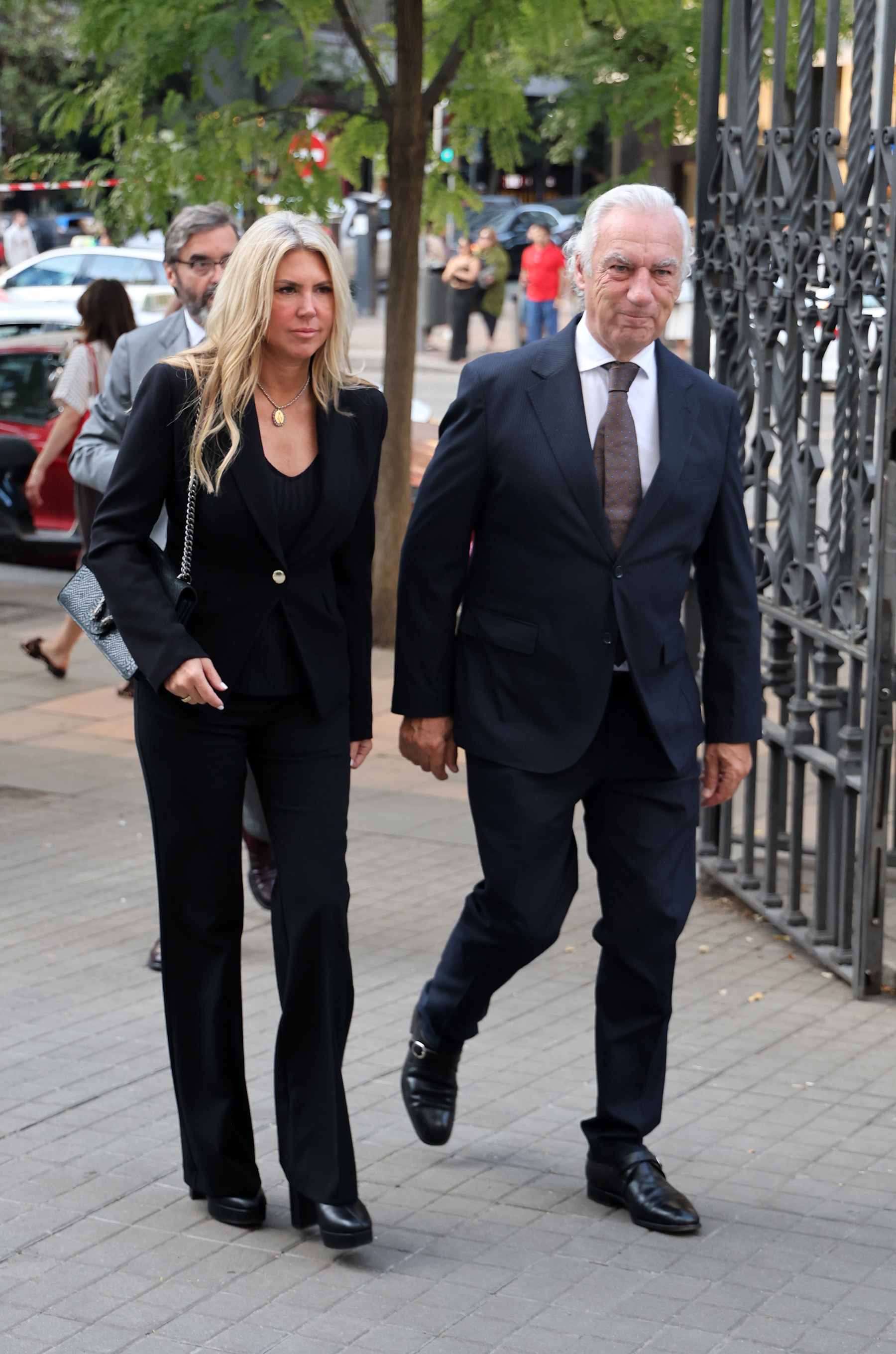 Patricia Olmedilla y Gonzalo de la Cierva acuden a la misa funeral en memoria de Genoveva Conde de Oya. (Foto: Europa Press)