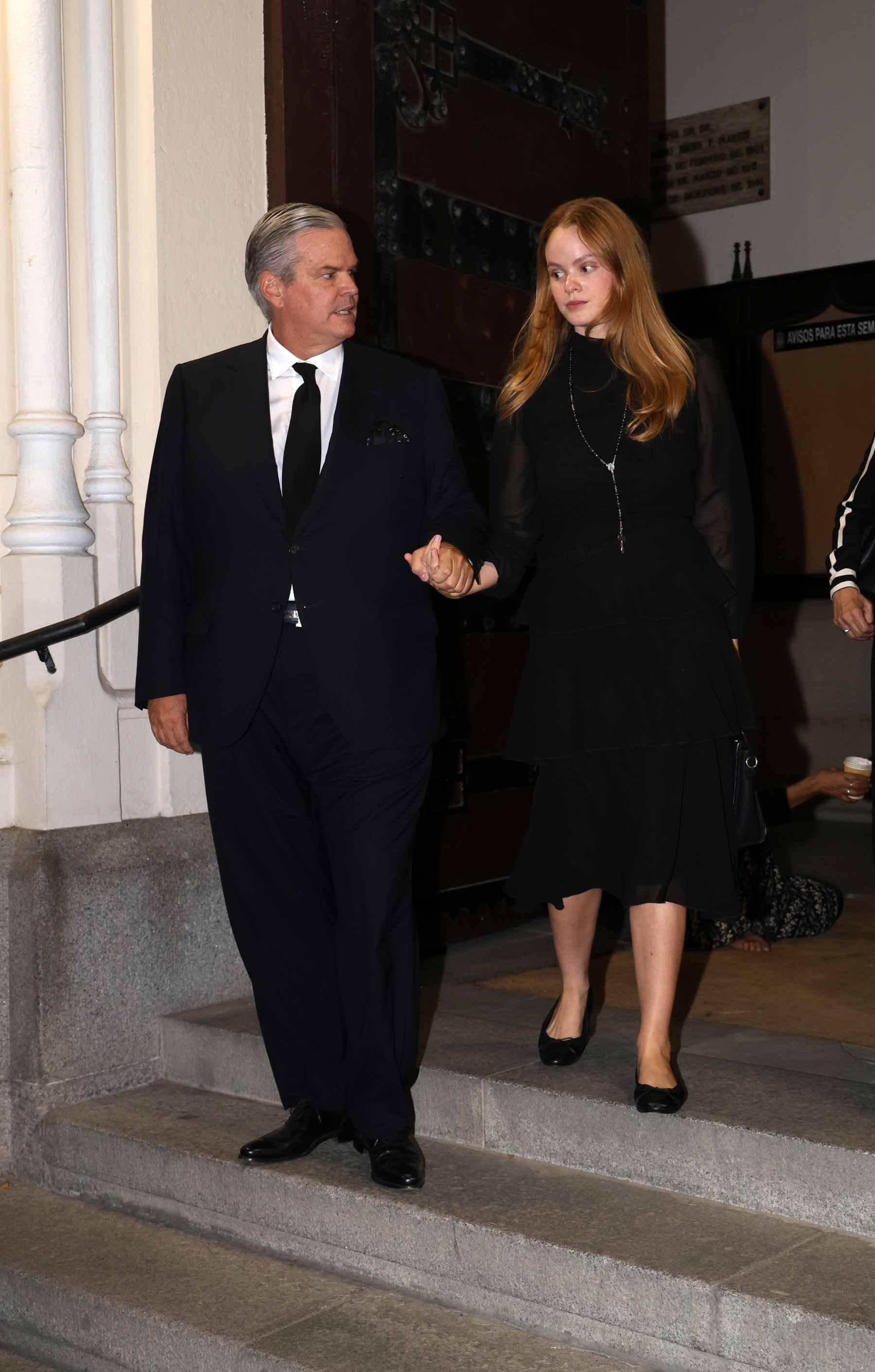 Antonio Fournier acompañado por su hija Irini acude a la misa funeral en memoria de su madre, Genoveva Conde de Oya. (Foto: Europa Press)