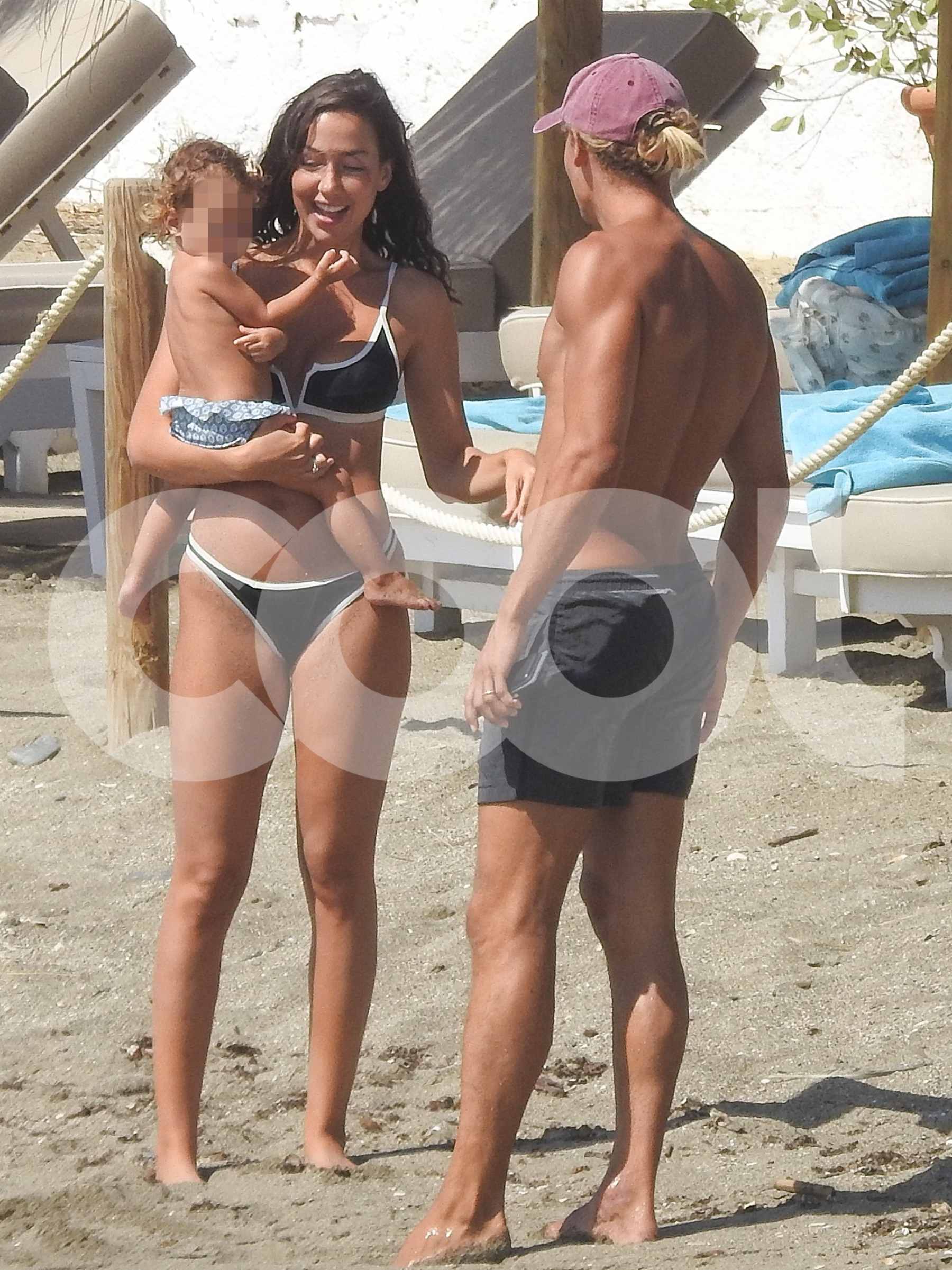 Marcos Llorente junto a su mujer y su hija. (Foto: COOL)