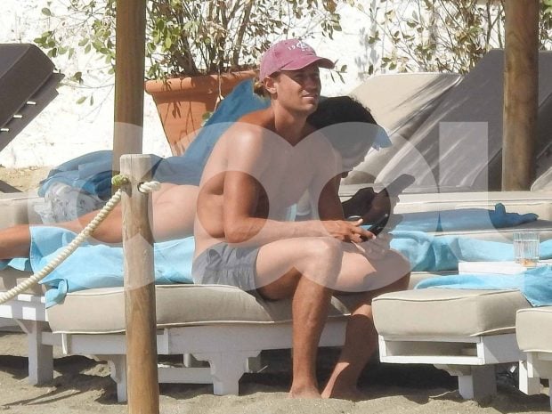 Marcos Llorente junto a su mujer y su hija. (Foto: COOL)
