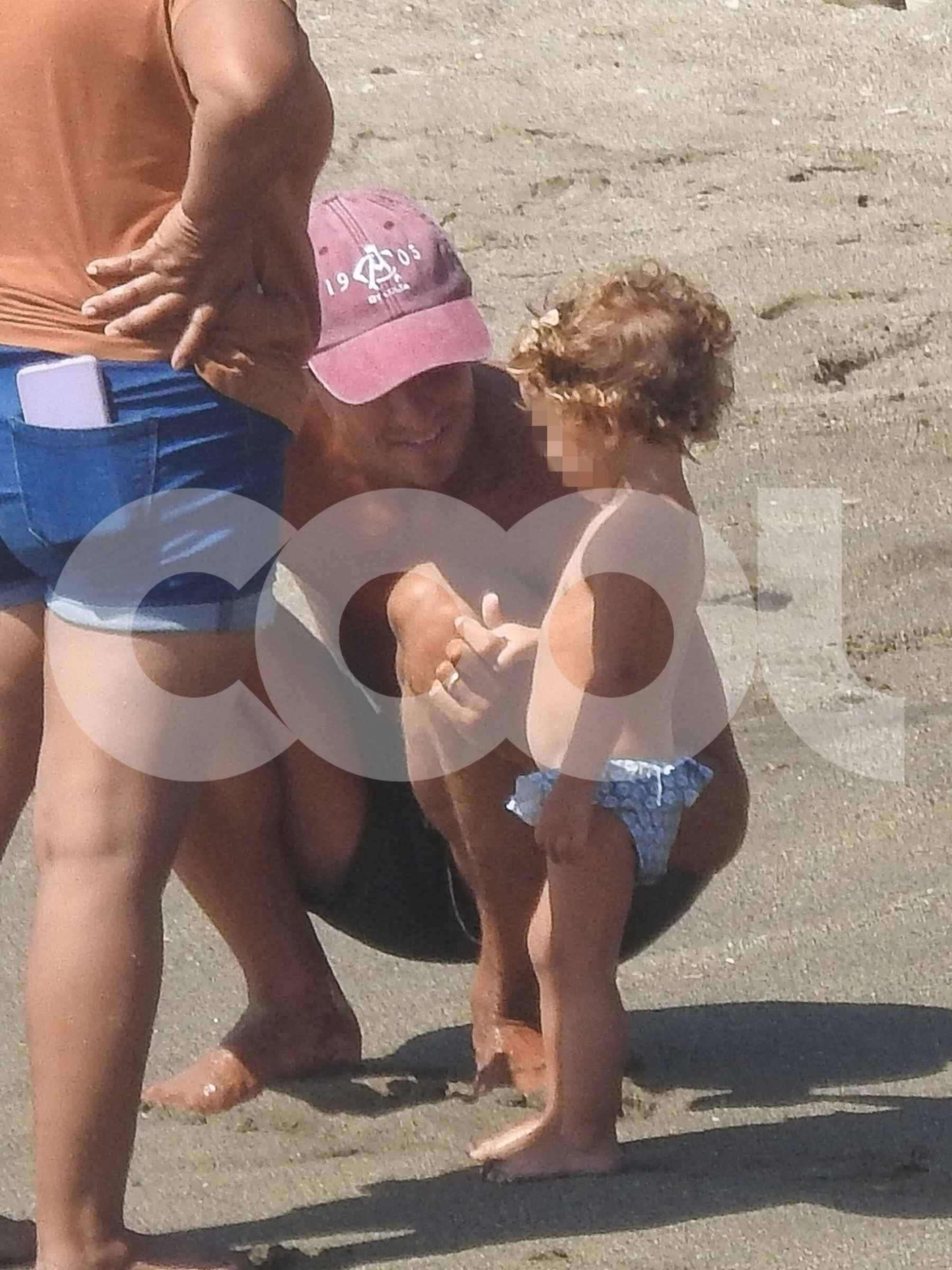 Marcos Llorente junto a su mujer y su hija. (Foto: COOL)