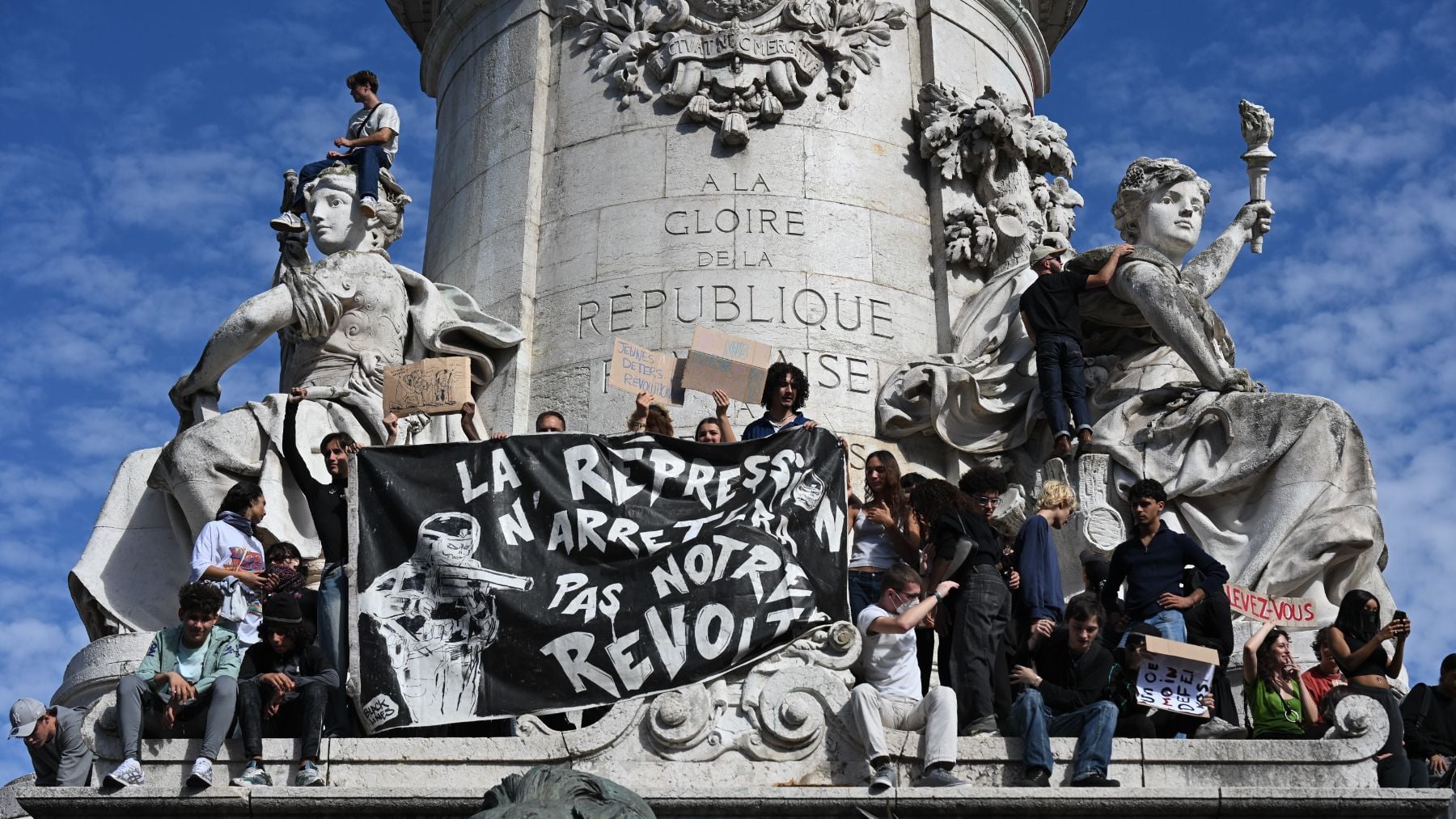Francia suspende las clases ante las violentas protestas donde 215 alumnos y 85 profesores han sido heridos