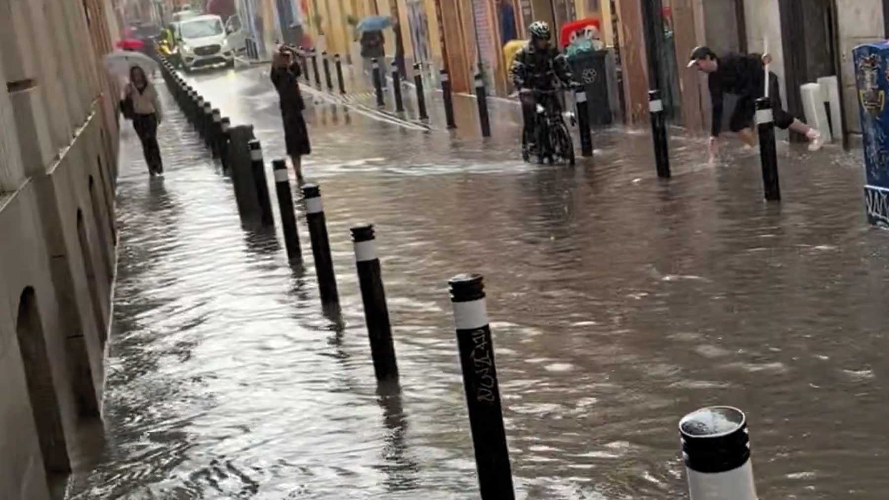 Las intensas lluvias en Madrid provocan inundaciones y cortes de varias líneas de metro