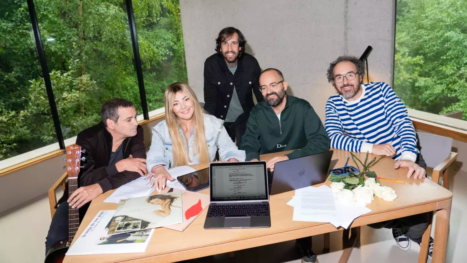 Los integrantes de ‘La Oreja de Van Gogh’ trabjan en su película junto al director, Fernando González Molina (segunda por la derecha, sentado).