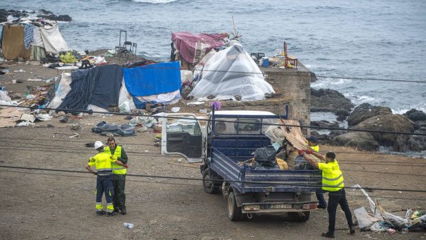 retirada basura Ceuta trampolín