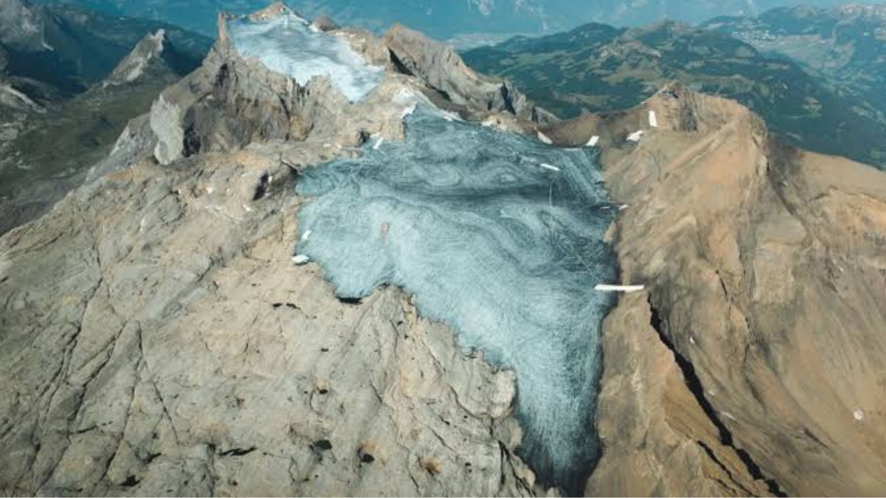 Instalación de lana de oveja para evitar el deshielo en un glaciar suizo (Summit Foundation).