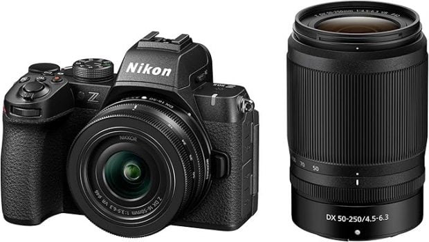 La Nikon Z50 II con doble objetivo baja de precio y es una de las cámaras más completas para fotografía y vídeo