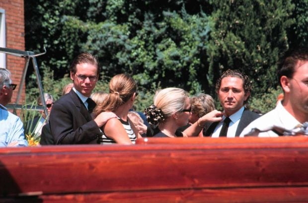 Familiares y amigos en el último adiós a Ricardo Fuster. (Foto: Europa Press)