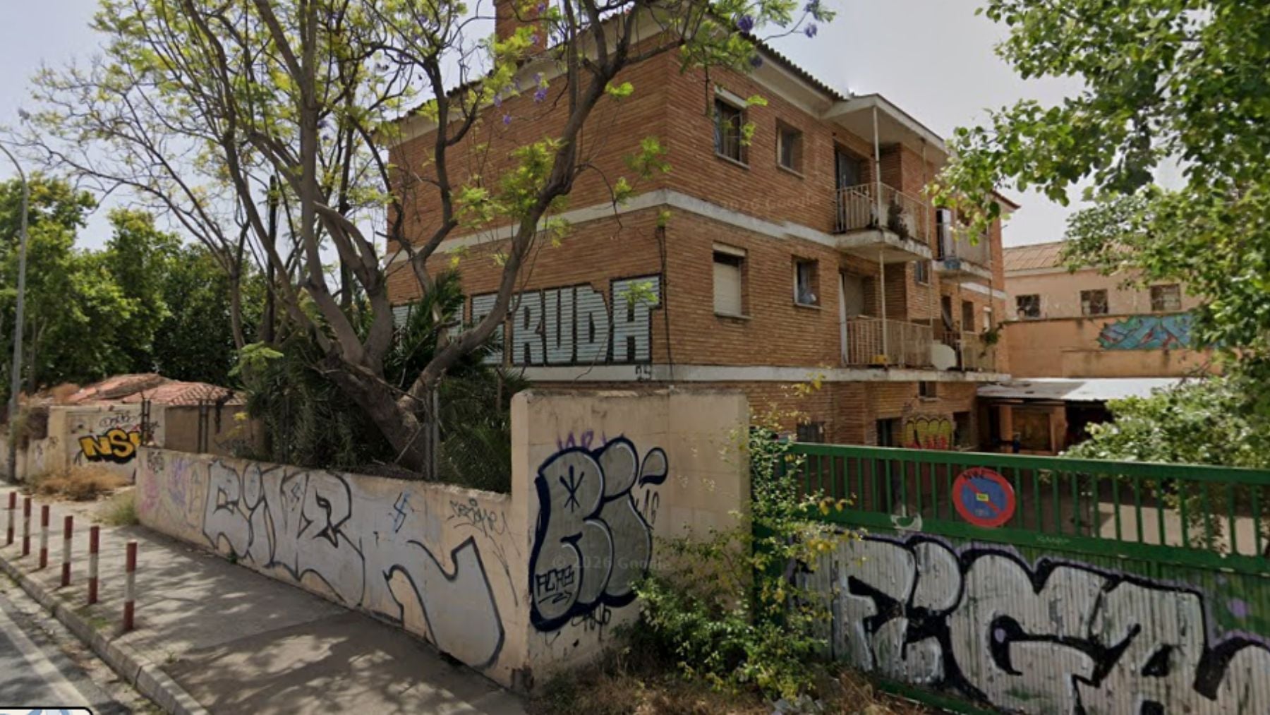 Palma aprueba la demolición de los edificios anexos a la antigua prisión pero no la ejecutará hasta expulsar a los okupas