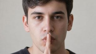 Personas que evitan decir lo que piensan