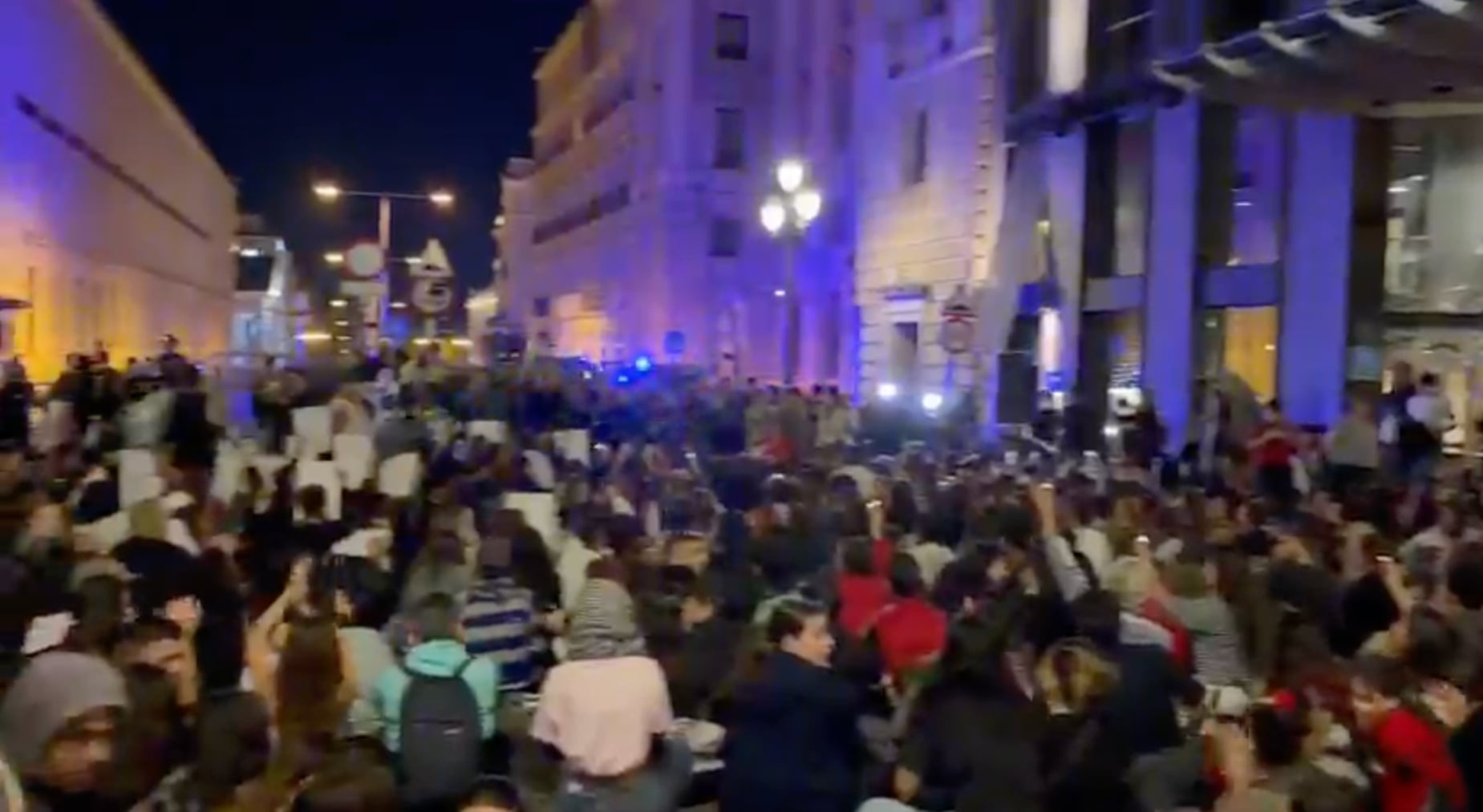 Los acampados de Sol intentan rodear el Congreso tras la muerte de Maricarmen al grito de ¡asesinos! y ¡Gobierno responsable!