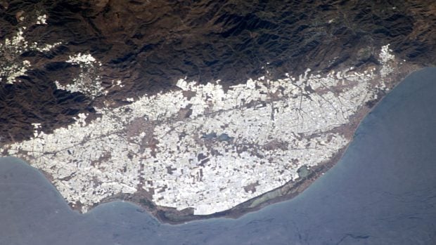 El "mar de pl&aacute;stico" de Almer&iacute;a, con m&aacute;s de 200 km&sup2; de invernaderos. Foto: NASA v&iacute;a Wikimedia Commons - Dominio p&uacute;blico