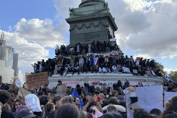 Cientos de personas participan en una nueva movilización estudiantil en París (Francia), este jueves